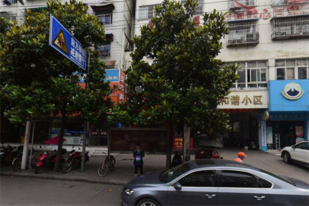 城银山小区三室两厅一卫简装出售带储藏室